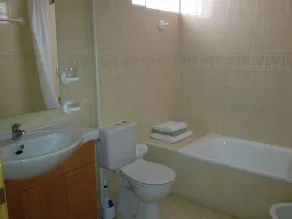 Makellose 2-Bett-Wohnung im Erdgeschoss in Wohnanlage mit Pool - Image 4