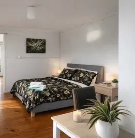 Spacious 4-Bed Retreat in Vibrant Footscray - Image 4