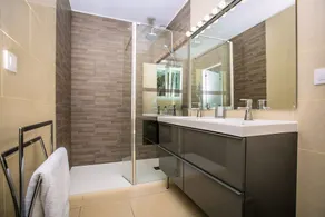 Experience Unrivalled Luxury: Private 6-Bed Villa Escape with Hot Tub, Bar, WiFi - Image 5