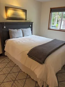 Charming Sunny Cottage, minutes from airport/ferry - self check in  - Image 5