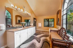 Beautiful 6 Bedroom Estate in Quiet Neighborhood - Image 3