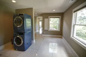 6BR, 4. 5BA Belle maison avec des vues spectaculaires, ** Possibilité d'ajouter un appartement dans la loi ajoute 6ème chambre ** - Image 2