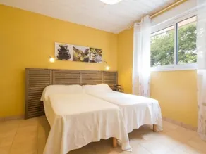 Casa rural con jardín, juegos y bicicletas en un entorno tranquilo y característico - Image 2