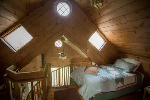 Wendeltreppe führt zu den Geloftete Schlafzimmer mit Blick auf den Birkenwald. - Image 5