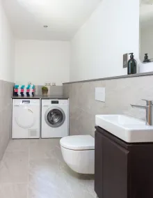 Luxury beachfront maisonette with parking sleeps 6 - Image 4