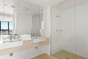Modern, Spacious 2-Bed with Stunning City Views - Image 2