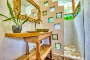 5 min walk to town/beach Quaint 4 BR Eco Lodge - Image 2