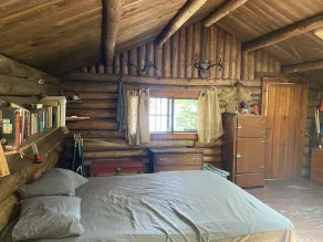 Gehen Sie zu dieser einsamen Hütte am See in Downeast Maine - Image 3