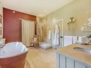 8 bedroom accommodation in Horsemans Green - Image 2