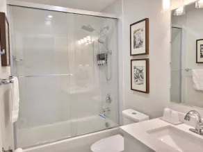 ★ Beautiful 3 Bedroom Home - Parking, Wi-fi, near Hwy 401, 6 Beds available - Image 4