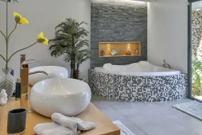 Unique luxuous 350sq m Villa with pool, fitness area, home cinema lounge .... - Image 5