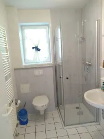 Appartement lumineux et convivial situé au rez-de-chaussée avec terrasse et accès au jardin - Image 2