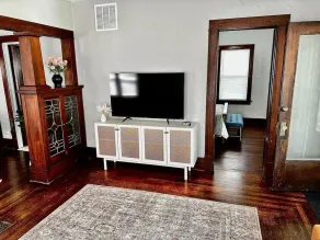 Mrs. Hughes Cottage - 2 bedroom House w/ parking - Image 2