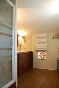 Behageligt stenhus med privat pool og moderne komfort. - Image 3
