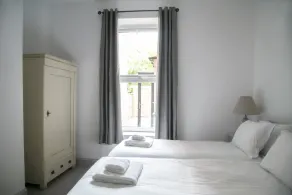 Deluxe 2 bedroom apartment - Image 4