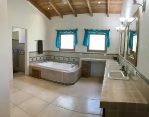 Beautiful and secure house with a pool, bar and bbq area close to the beach! - Image 4