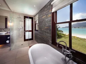 Außergewöhnliche Villa mit Meerblick am Strand - Image 4