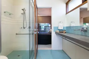 Noosa Luxury Lakehouse 3 Bdrm  (2 bdrm lockoff) - Double spas & wood fire - Image 4