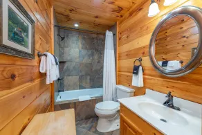 Fantastisk utsikt över soluppgången på bergen vid Dancing Bears Cabin - Image 4