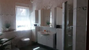 Vacation home with direct lake access - Image 3