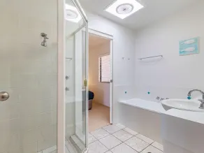 Exceptional ocean views in Sunshine Beach - Image 4