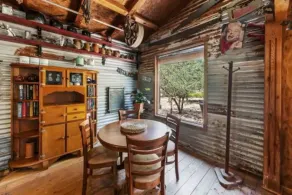 Quirky Barn, Close to Melbourne. - Image 3