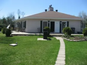Large 4-Season Waterfront Cottage. Multi-family and Pet-Friendly! - Image 3