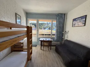 Cozy Studio for 4, South-Facing Balcony, Heart of Ski Resort - Image 5