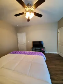 ✨Click Me✨️Covered Parking +Free Wifi+Smart Tvs - Image 5