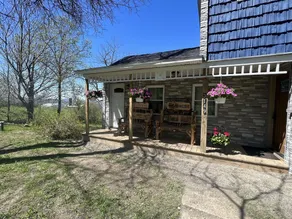 Newly Renovated Farm House with Lake View - Image 2