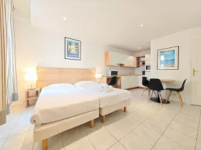 Central Studio with 2 Double Beds - Image 4