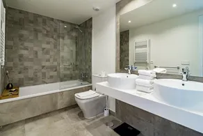 Inf45P- Modern 3 Bed City Apartment Next To Beach - Image 3