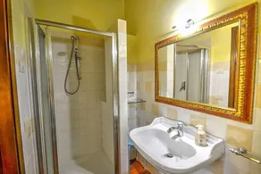 Villa Gilia B: En karakteristisk och välkomnande lägenhet som ingår i en villa med två våningar omgiven av grönska. - Image 3