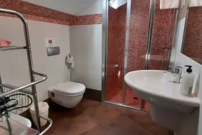 3 BEDROOM DUPLEX APARTMENT - FREE PARKING - Image 2