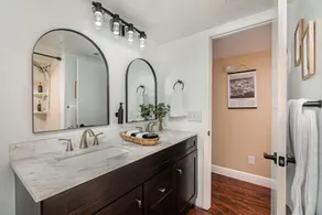 Mary-Etta2 · Elegant Ground Floor King Bed Condo · Half Mile from Beach - Image 4