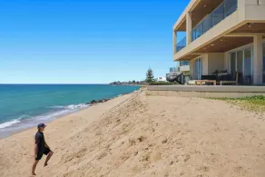 Royal Retreat: Luxury Beachfront View - Image 5