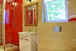 Holiday home with a large private garden - Image 3