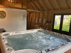 Apartment in the grounds of a country house with indoor hot tub - Image 3