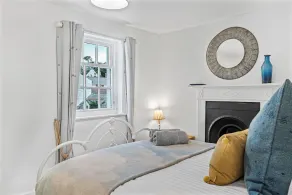 Private garden & central location  within 5 min walk of town - Image 3