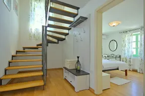 Traumhafte Villa umgeben von herrlicher grüner Vegetation und mediterranen Pflanzen - Image 4