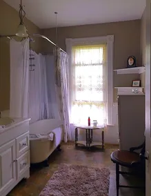 South side Mqt Lake View Quaint Upstairs 1 Br Apt Tv Wifi <>1896 Victorian Home - Image 2