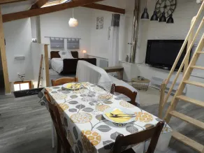 Uafhængigt studie på 1. sal mindre end 1 kilometer fra Château de Lavaux - Image 5