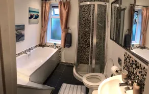 Lovely 3 Bedroom holiday home with free parking - Image 2
