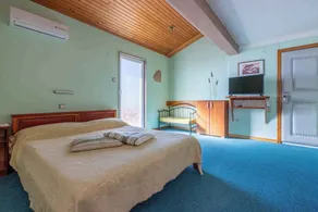 Holiday apartment with two bedrooms and a terrace with sea views - Image 3