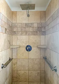 Riverwalk Retreat: Spacious, Hot tub, near Autzen - Image 4