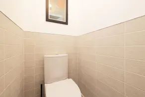 JOIVY Charming Apartment near Leith Links with Patio - Image 4