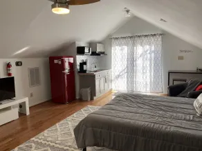 Joyful Loft! Newly renovated loft apartment! Close to Downtown and Universities! - Image 5