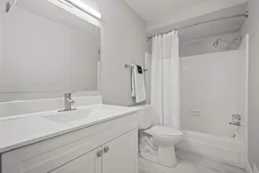 Stylish & Modern Unit  Prime Location & Comfort - Image 2