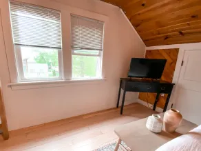 Modern 4 bed Lake House Steps from Browns Lake w. Arcade Room + Private Beach - Image 2