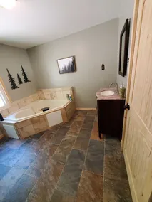 Potomac Cabin: Riverfront, 7 acres, sleeps 14, hot tub, Starlink - Image 3